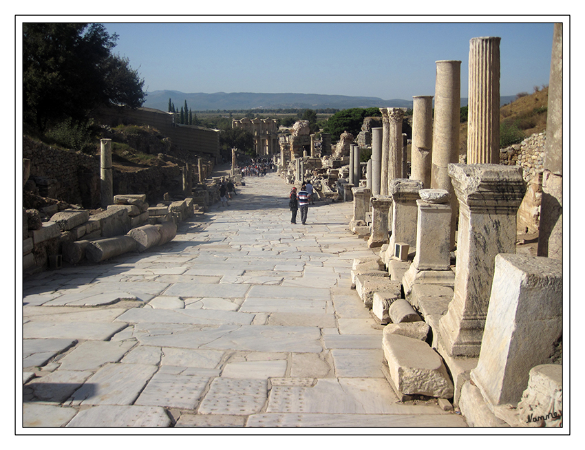 Ephesos Kuretenstraße
Über die Kuretenstrasse geht man an zahlreichen Denkmälern vorbei abwärts bis zur Celsusubibliothek.
Ihren modernen Namen erhielt sie von dort gefundenen Inschriften der ephesischen Kureten, die ursprünglich aus dem Prytaneion stammten.
Schlüsselwörter: Türkei               Ephesos