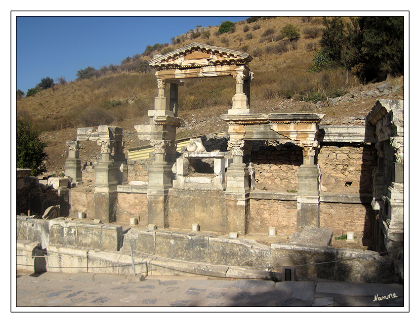 Nymphaeum Traiani
ist eine antike Brunnenanlage.
Gestiftet wurde der Brunnen von Tiberius Claudius Aristion und seiner Gattin Iulia Lydia Laterane für die Artemis von Ephesos und Kaiser Trajan. Auf Grund einer Inschrift lässt sich die Errichtung in die Jahre zwischen 102 und 114 n. Chr. datieren.
Schlüsselwörter: Türkei               Ephesos