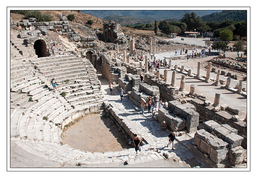 Ephesos Odeion
Das Odeon war ein überdachtes Theater für meist musikalische Veranstaltungen, eine Art Konzertsaal. Aus einer Inschrift, die im Odeon von Ephesus gefunden wurde, geht hervor, das es als Ratshalle von Ephesus gestiftet wurde.

Schlüsselwörter: Türkei Ephesos