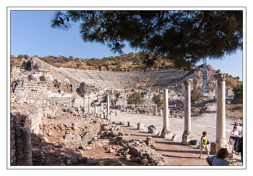 Ephesos Großes Theater
Das ephesische Theater ist mit seiner Lage am Hangfuß des Panayir-Dag (Peion) nach Westen ausgerichtet. Die Reisenden, die in der Antike gewöhnlich über das Meer nach Ephesos kamen, konnten das mächtige Theater als das größte Bauwerk der Stadt schon von sehr weit erblicken. 
Von den oberen Sitzreihen hat man einen prächtigen Blick über die marmorgepflasterte Hafenstrasse, die Arkadiane, zum ehemaligen Hafen.
Schlüsselwörter: Türkei               Ephesos