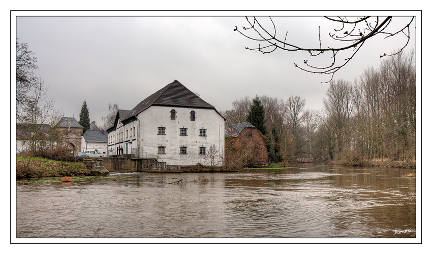 Eppinghover Mühle
Im Südosten von Holzheim befindet sich Eppinghoven mit der Eppinghover Mühle direkt an der Erft.
Schlüsselwörter: Eppinghover Mühle