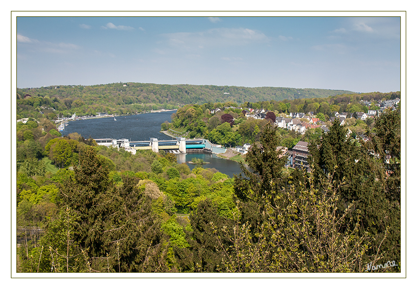 Blick auf den Baldeneysee
Der Baldeneysee ist der größte der sechs Ruhrstauseen. Er liegt im Süden der Stadt Essen zwischen den Stadtteilen Werden, Bredeney, Heisingen, Kupferdreh und Fischlaken. Betreiber der Stauanlage Baldeneysee ist der Ruhrverband.
Schlüsselwörter: Baldeneysee Essen