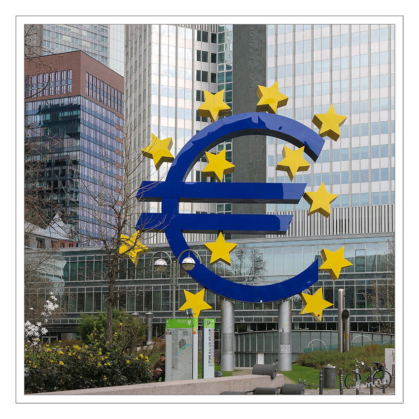 Euro
Am 2. Mai 1998 beschlossen die Staats- und Regierungschefs der Europäischen Gemeinschaft in Brüssel die Einführung des Euro. Bundeskanzler Kohl war sich bewusst, dass er damit gegen den Willen einer breiten Bevölkerungsmehrheit handelte. laut Wikipedia
Schlüsselwörter: Euro, Frankfurt