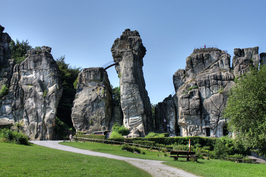 Externsteine
Die Externsteine sind als Naturschutzgebiet ausgewiesen mit einer Fläche von 140 ha rund um die Felsen. Sie erreichen eine Höhe von bis zu 40 m und erstrecken sich linienförmig über eine Länge von mehreren hundert Metern auf sonst weitgehend steinfreiem Gelände.
Schlüsselwörter: Externsteine            Teutoburger Wald