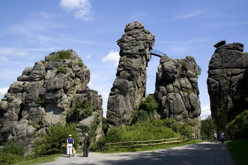 Externsteine
Turmfelsen mit Brücke.
Links der Wackelstein
Die Externsteine sind sowohl Natur- wie auch Kulturdenkmal. 13 Sandsteinfelsen ragen bis zu 40 m empor.
Schlüsselwörter: Externsteine             Teutoburger Wald