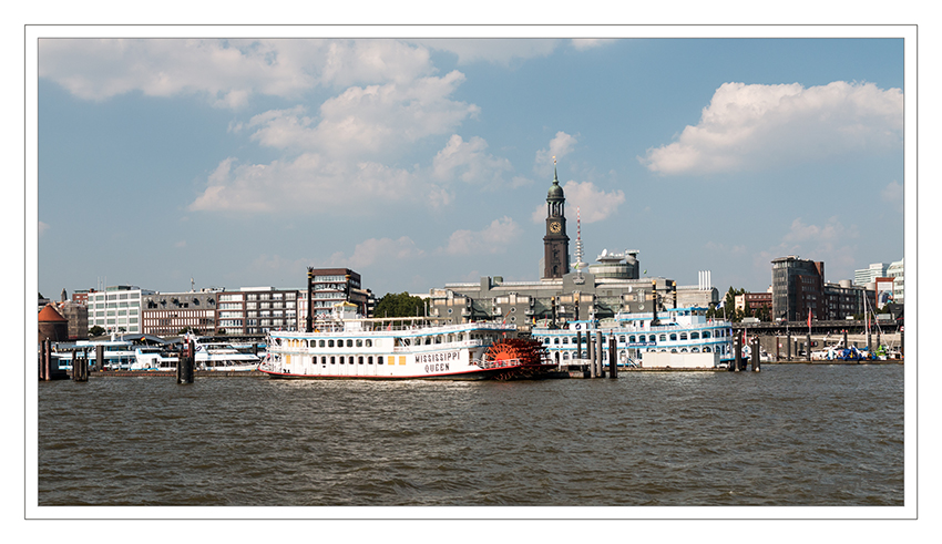 Hamburg - Blick auf die Landungsbrücken
mit dem Raddampfer und den Michel im Hintergrund
Schlüsselwörter: Hamburg,