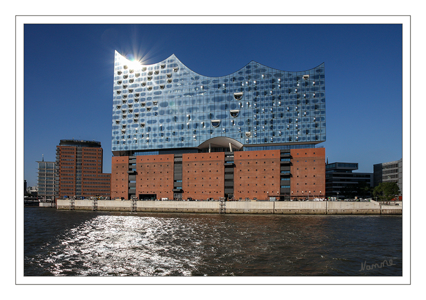 Hamburg - Elbphilharmonie
Entgegen den allerersten Planungen wurde der Speicher für den Bau vollständig entkernt. Es blieben lediglich die denkmalgeschützte Fassade und das Fundament erhalten. Der passgenau aufgesetzte, neue Aufbau erhält eine Glasfassade aus insgesamt 1096 einzelnen Glaselementen, die jeweils aus zwei Scheiben bestehen und von denen zahlreiche unterschiedlich gewölbt und gebogen sind. Zum Sonnenschutz und aus gestalterischen Gründen ist zudem jede der rund 2200 Scheiben mit einem individuellen Raster bedruckt. 
Schlüsselwörter: Hamburg, Elbphilharmonie