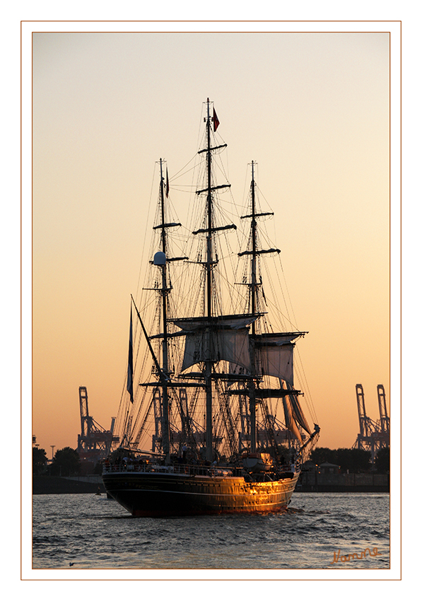 Hamburg - Stad Amsterdam
Sie ist auf den Weltmeeren als Schul- und Charterschiff für Gäste unterwegs und nimmt auch an Regatten und Seglertreffen teil. Im Jahre 2001 gewann die Stad Amsterdam das Cutty Sark Tall Ships’ Race. laut Wikipedia
Schlüsselwörter: Hamburg, Fähre, Segelschiff