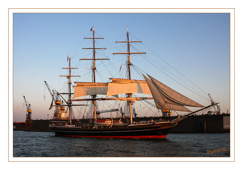 Hamburg - Stad Amsterdam
Die Stad Amsterdam ist ein Dreimast-Klipper mit stählernem Rumpf und Vollschiff-Takelung. Sie wurde im Jahre 2000 fertiggestellt und fährt unter niederländischer Flagge. laut Wikipedia
Schlüsselwörter: Hamburg, Fähre, Segelschiff