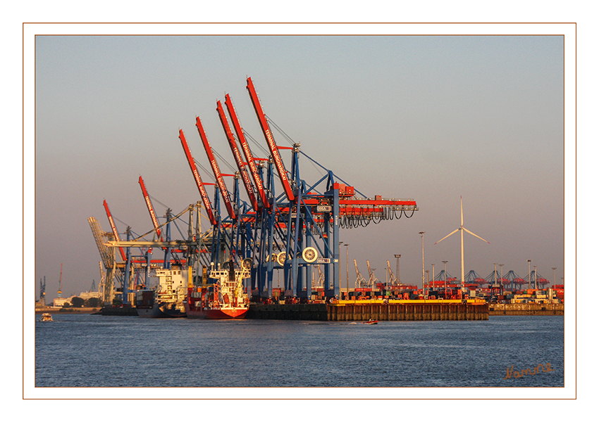 Hamburg - Containerterminal
Das Schiff legt an einem der vier Liegeplätze an. Eine der 14 Zweikatz-Containerbrücken nimmt sich des Containers an. Zunächst transportiert der Kranführer in der Hauptkatze ihn auf die Laschplattform der Brücke, wo Lascharbeiter die Verbindungen des Containers, die Twistlocks, entfernen. Der vollautomatische Umschlag beginnt, nachdem eine weitere Person, die in der Brückenaufsichtskabine sitzt, den Container gesichtet, überprüft und ins EDV-System eingetragen hat. laut Wikipedia
Schlüsselwörter: Hamburg, Fähre, Containerterminal