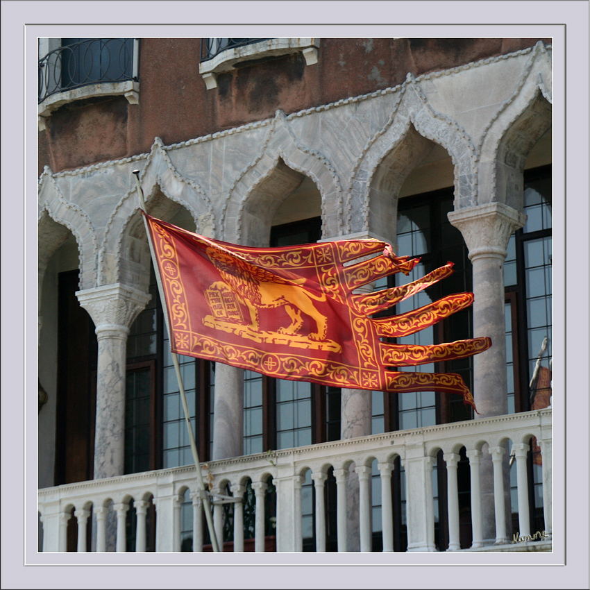 Fahne von Venedig
das Hauptfeld der Venezischen Flagge zeigt den Löwen mit dem geöffneten Buch, dem Sinnbild für den Evangelisten Marcus (San Marco)
Die Fahne mit sechs Streifen ist die von Venedig, die siebenstreifige gehört zur Region/Provinz.
Schlüsselwörter: Venedig Italien
