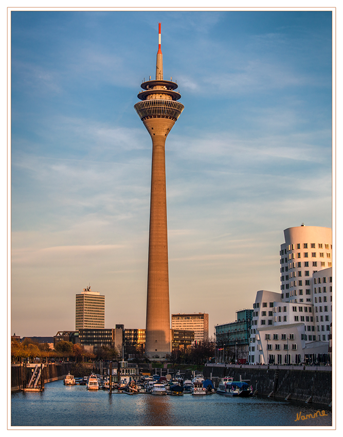 Fernsehturm
Panorama des Fernsehturms kurz bevor die Sonne untergeht.
Schlüsselwörter: Fernsehturm Düsseldorf