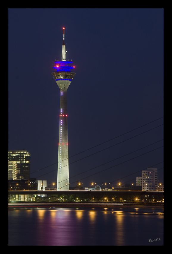 Fernsehturm
in Düsseldorf vom Tonhallenufer aus gesehen.
Schlüsselwörter: Fernsehturm                               Düsseldorf