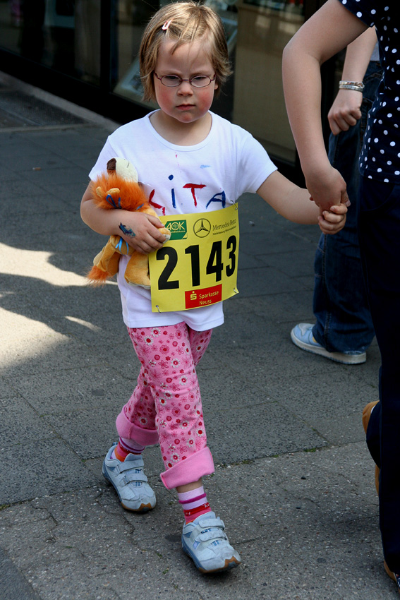 Nach dem Lauf
bekamen die "Kleinen" ein Plüschtier.
Korschenbroicher Citylauf 2007
