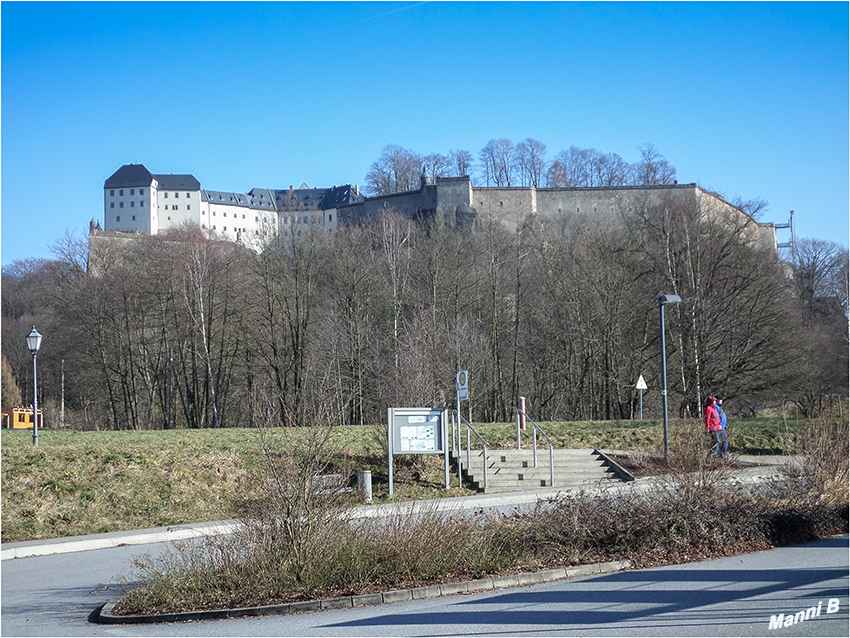 Festung Königsstein
Die Festung Königstein ist eine der größten Bergfestungen in Europa und liegt inmitten des Elbsandsteingebirges auf dem gleichnamigen Tafelberg oberhalb des Ortes Königstein am linken Ufer der Elbe im Landkreis Sächsische Schweiz-Osterzgebirge (Sachsen).
laut Wikipedia
Schlüsselwörter: Sächsische Schweiz Festung Königsstein