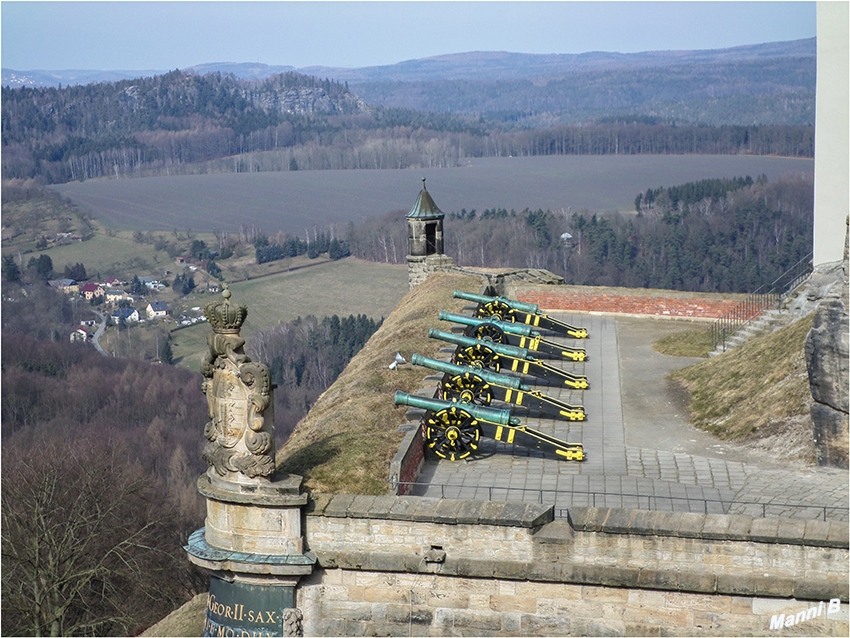 Festung Königsstein
Kartaune auf Wandlafette
Die Kartaune ist ein Vorderlader-Geschütz aus der Zeit des 15./16. Jahrhunderts.
Eine Lafette ist ein meist fahrbares Gestell, auf dem eine Waffe montiert werden kann. Eine lafettierte Waffe kann genauer gerichtet und die Rückstoßgeschwindigkeit kann gemindert werden.
laut Wikipedia
Schlüsselwörter: Sächsische Schweiz Festung Königsstein