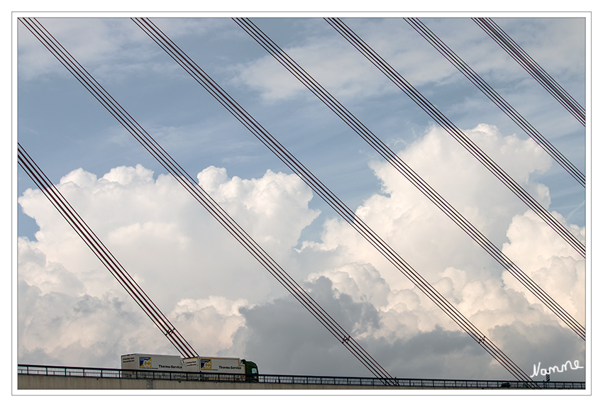 Minimalismus
Die Fleher Brücke hat die größte Spannweite aller Schrägseilbrücken in Deutschland.
laut Wikipedia
Schlüsselwörter: Fleher Brücke Stahlseile