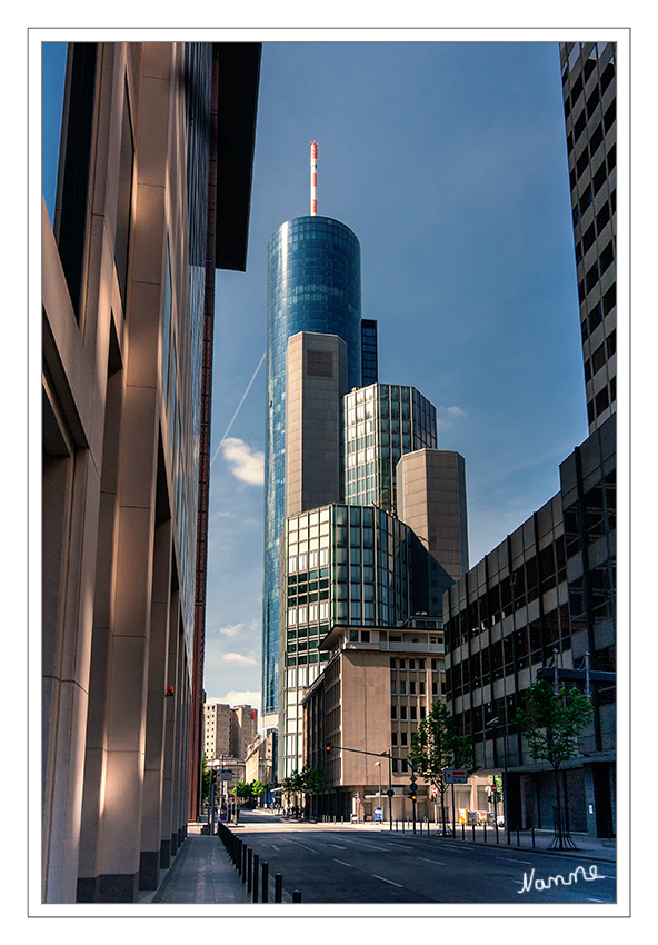 Häuserschlucht 
mit Blick auf den HELABA Main Tower.
Schlüsselwörter: Frankfurt HELABA Hochhäuser