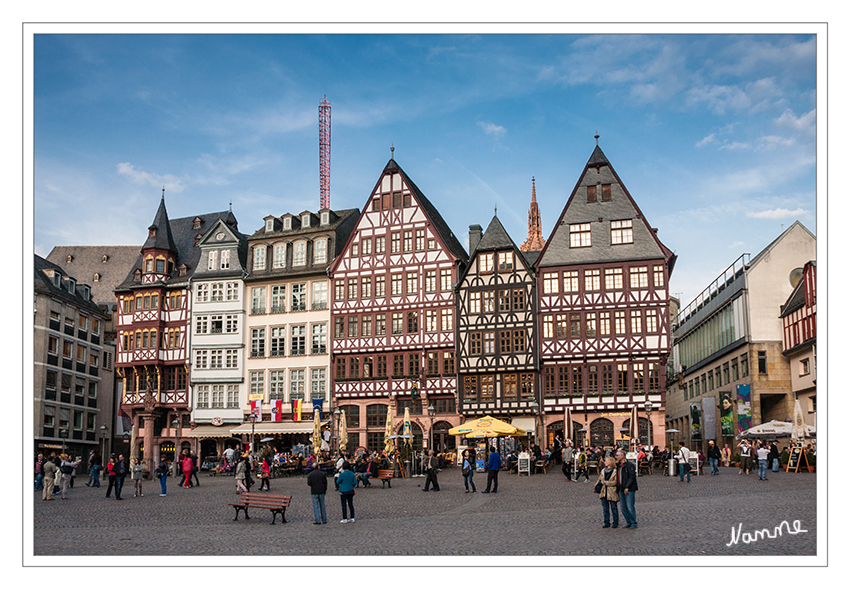 Römerberg mit Ostzeile
Zum Dom hin wird der Römerberg von der historischen Fachwerkhauszeile begrenzt. Die Häuser wurden nach dem Krieg originalgetreu wieder aufgebaut.
laut Frankfurt.de
