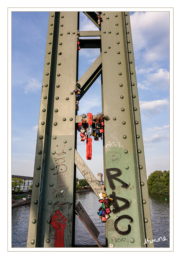 Liebesschlösser
2010 soll es soweit gewesen sein. Die ersten Liebesschlösser eroberten die Main-Metropole. Seit dem besiegeln immer mehr Frankfurter ihre große Liebe an den Brücken der Stadt. Und das Schönste für die Liebe: Die Stadt Frankfurt „duldet“ die Vorhängeschlösser mit Gravur. Erst wenn es unbedingt nötig ist und Reparaturarbeiten notwendig sind, werden sie von Brücken entfernt. 
laut Liebesschloss.de
Schlüsselwörter: Liebesschlösser