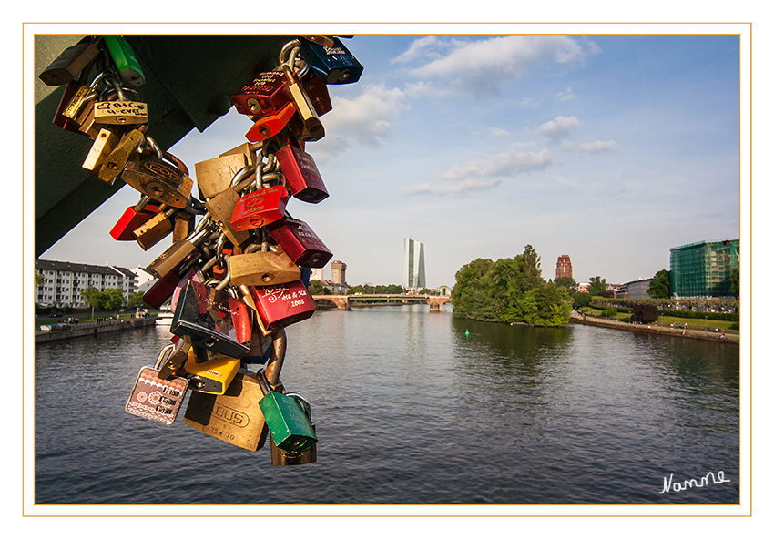 Liebesschlösser
Als "Die Brücke der Liebe" gilt mittlerweile in Frankfurt der "Eiserne Steg". So viele Liebesschlösser wie an dieser Brücke hängen nirgendwo anders in ganz Frankfurt.
laut Liebesschloss.de 
Schlüsselwörter: Liebesschlösser