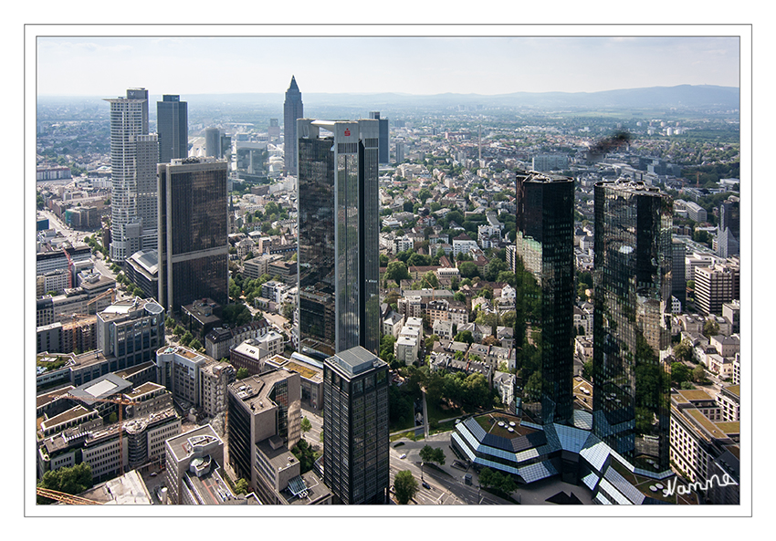 Ausblick
Bei den Frankfurtern und den Touristen erfreut sich das HELABA Hochhaus besonderer Beliebtheit: es ist das einzige in der Stadt, welches eine öffentlich zugängliche Aussichtsplattform mit Restaurant hat. Zudem sitzt im 53./54. Stock Europas höchstes Fernsehstudio. 
laut Frankfurt.de

Schlüsselwörter: Frankfurt HELABA