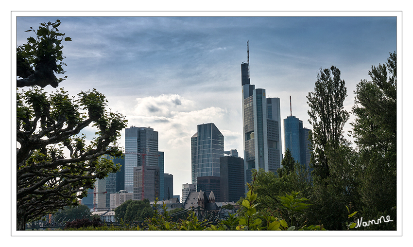 Skyline Frankfurt
In Europa gibt es nur wenige Städte mit einer stadtbildprägenden Skyline aus einem oder mehreren Hochhauspulks. Frankfurt am Main, Moskau, London, Warschau und Istanbul können hierbei als die führenden Städte angesehen werden.
laut Wikipedia
Schlüsselwörter: Skyline Frankfurt