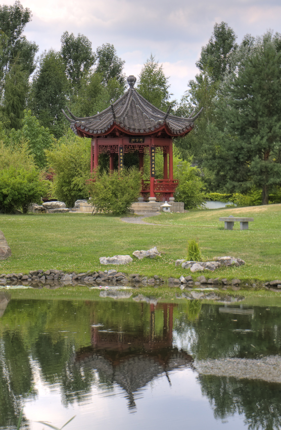 Gärten der Welt - Chinesischer Garten 
    Garten des wiedergewonnenen Mondes

    * Größe: 27.000 m², davon ca. 5.000 m² Teichfläche,
    * damit größter Chinesischer Garten Europas

laut Wikipedia
Schlüsselwörter: Gärten der Welt