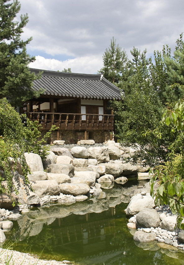 Gärten der Welt - Koreanischer Garten
in Berlin Marzahn 

    * Größe: rund 4.000 m²
    * Geschenk der Stadt Seoul anlässlich der Asien-Pazifik-Wochen 2005

laut Wikipedia
Schlüsselwörter: Gärten der Welt