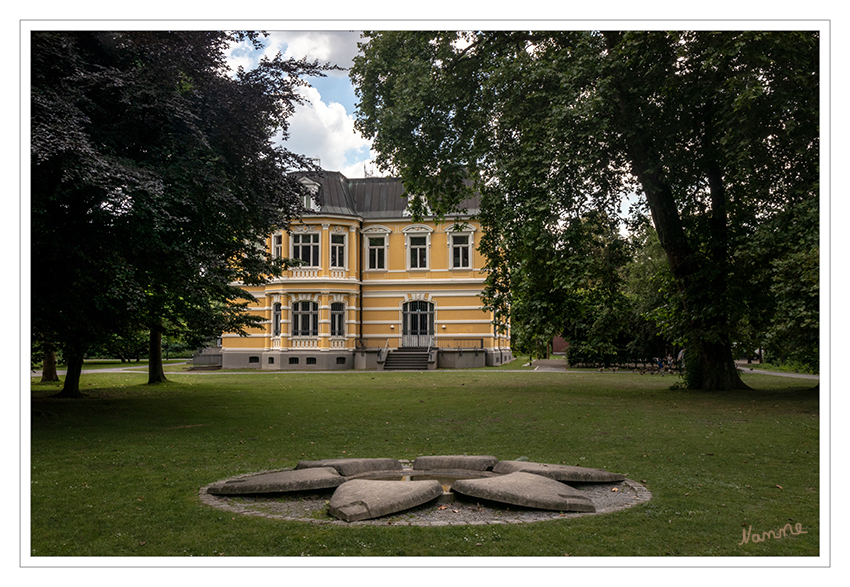 Villa Erckens
Die ehemalige Industriellenvilla Villa Erckens befindet sich in der Stadt Grevenbroich und ist das Gegenstück zum Gebäudeensemble der Grevenbroicher Stadtparkinsel. laut Wikipedia
Schlüsselwörter: Grevenbroich, Villa Erckens