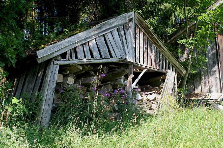 Windschnittig
Schlüsselwörter: Holzhütte, windschnittig,