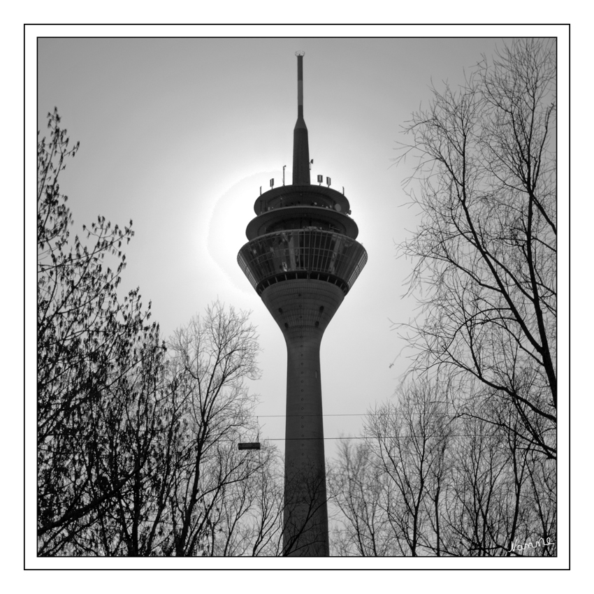 Gegenlicht
Düsseldorfer Fernsehturm 
Schlüsselwörter: Düsseldorfer Fernsehturm