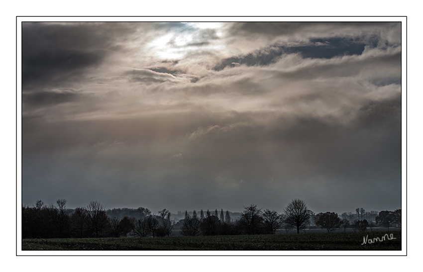 Lücke in der Wolkendecke
Wolken über den Feldern
Schlüsselwörter: Natur Wolken Gegenlicht