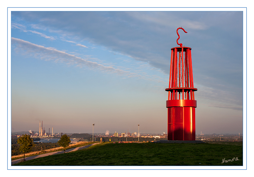 Geleucht
Hoch über Moers erhebt sich mit dem sogenannten Geleucht eine der eindrucksvollsten und schönsten Landmarken im Ruhrgebiet, das nicht nur am Tage, sondern auch in der Dämmerung wunderschön anzusehen ist. Es steht auf der größten Bergehalde der Zeche Rheinpreussen. 
Schlüsselwörter: Geleucht Moers