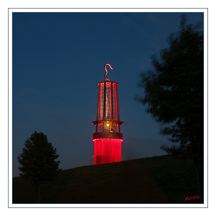 Geleucht
eine historische Grubenlampe der Bergleute in XXL – steht als Kunstwerk auf der Bergehalde Rheinpreussen und ist besonders in der Nacht ein eindrucksvolles Bild. 
Schlüsselwörter: Geleucht Moers