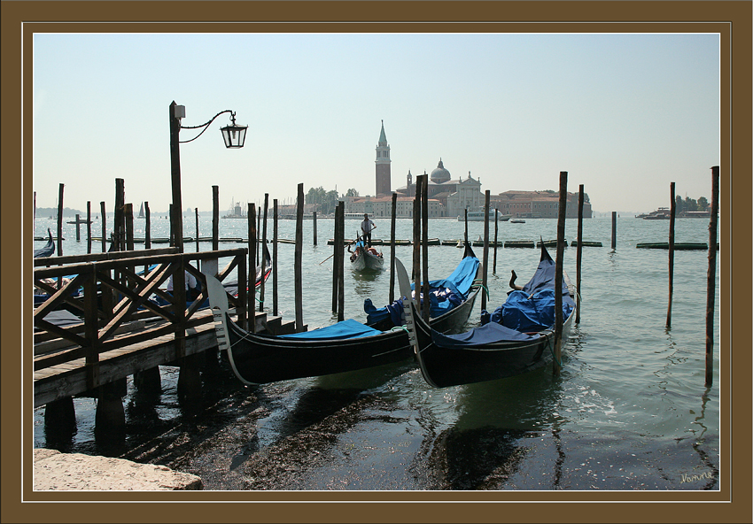 Gondeln
Eine Gondel (ital. Gondola) ist ein venezianischer Bootstyp, der wahrscheinlich erstmals im 11. Jahrhundert aufkam. Es handelt sich um ein schmales Boot von bis zu 11 m Länge und 1,5 m Breite mit weit aufgebogenen Enden.
Schlüsselwörter: Venedig Italien