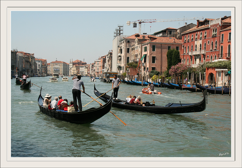 Gondoliere
Bis ins 19. Jahrhundert hatten Haushalte in Venedig eigene Gondeln mit Gondolieri, die zum Dienstpersonal gehörten. Es gab aber auch immer Gondolieri, die Eigner oder Miteigner der Gondola waren. Mit dem zunehmenden Massentourismus seit Mitte des 19. Jahrhunderts, der wesentlich durch die Erfindung der Eisenbahn bewirkt wurde, kommerzialisierte sich auch der Gondeldienst, der wachsende Einnahmen bringt, die aber auch ausfielen, wenn der Tourismus einbrach.
Schlüsselwörter: Venedig Italien