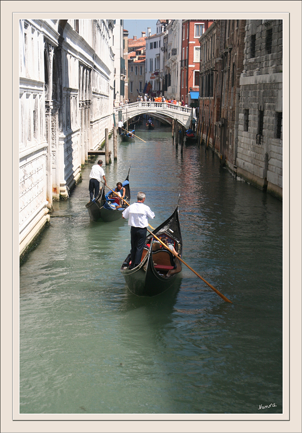 Der Gondoliere steht am Heckschnabel der Gondola und bewegt diese mit einem einzigen, steuerbordseitigen Ruder, dem Remo. Dieses ist in einer Holzgabel, der Forcula, gelagert. 
Schlüsselwörter: Venedig Italien