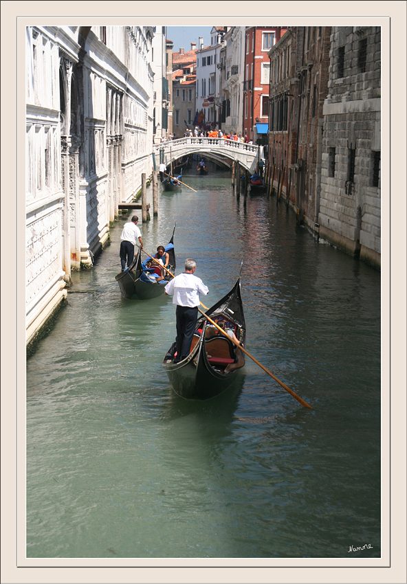 Der Gondoliere steht am Heckschnabel der Gondola und bewegt diese mit einem einzigen, steuerbordseitigen Ruder, dem Remo. Dieses ist in einer Holzgabel, der Forcula, gelagert. 
Schlüsselwörter: Venedig Italien