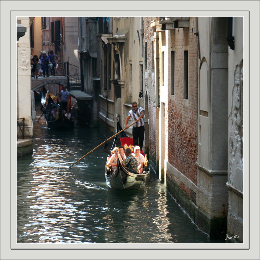 Gondoliere
Darüber hinaus verwendet er zum Manövrieren Hausmauern und andere, entgegenkommende Boote, von denen er sich mit dem Bein abstößt. So ist der Gondoliere nicht nur in der Lage, die Gondola sowohl vorwärts als auch rückwärts zu bewegen – um einige sehr niedrige Brücken über die venezianischen Kanäle zu passieren, nutzt der Gondoliere zusätzlich das Mittel der Gewichtsverlagerung, um die Gondel auf Schlagseite zu legen.
Schlüsselwörter: Venedig Italien