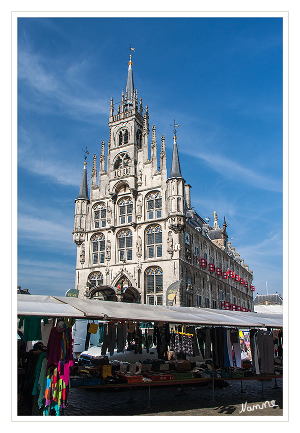 Rathaus in Gouda
Das Stadthaus in der Mitte des Marktplatzes ist eines der ältesten gotischen Rathäuser der Niederlande. Es wurde zwischen 1448 und 1450 nach dem letzten großen Stadtbrand aus Naturstein erbaut
laut Wikipedia
Schlüsselwörter: Holland Gouda Rathaus Stadthaus