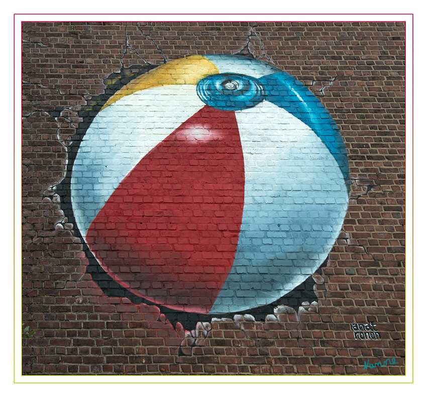 Nur ein Ball
der hier aus der Hauswand heraus schaut.
Schlüsselwörter: Graffiti, Ball