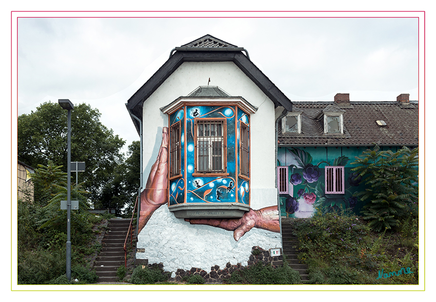 Graffiti
Oft geht man an Graffitis vorbei und ärgert sich.
Hier hat aber ein Künstler das alte Haus zu einem absoluten Kunstwerk gemacht das man sich gerne und auch staunend anschaut.
Schlüsselwörter: Graffiti, Haus