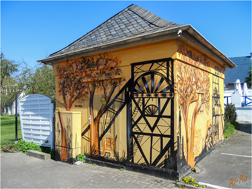 Kunstvoll
und wunderschön bestrühtes Stromhäuschen.
Graffiti die sehr gut gefällt. 
Schlüsselwörter: Graffiti Industrie