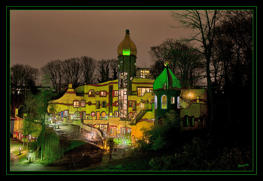 Hundertwasserhaus
Ein überraschender, fast märchenhafter Anblick bietet sich dem Besucher von der Brücke zwischen der Orangerie und dem Botanischen Garten: Ein goldenes Zwiebeltürmchen krönt das so genannte Hundertwasserhaus, das 2005 im Grugapark eröffnet wurde.
Schlüsselwörter: Gruga               Essen                     Hundertwasserhaus