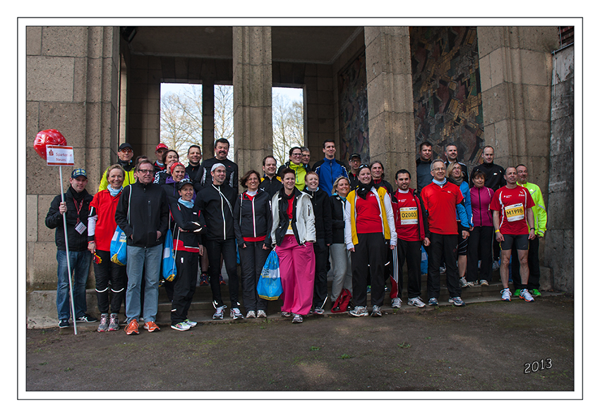 Vor dem Start
Gruppenfoto der Teilnehmer der Sparkasse Neuss
Schlüsselwörter: Marathon Düsseldorf Sparkasse Neuss