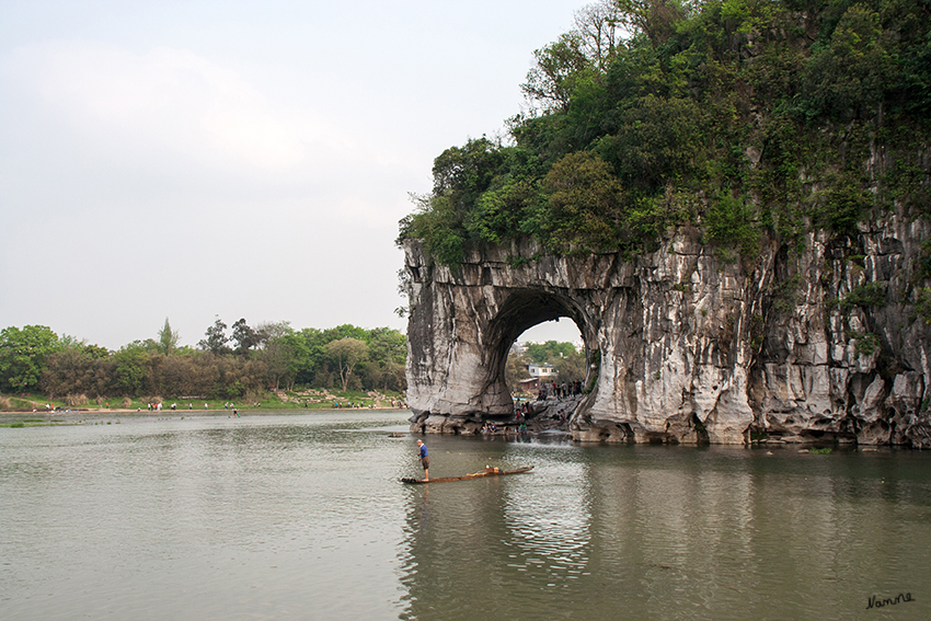 Elefantenrüsselberg
Der Elefantenrüsselberg steht am Zusammenfluss des Yangjiang und des Li Jiang. Er ähnelt einem Elefanten beim Wassertrinken und ist das Symbol der Stadt Guilin. Die Landschaft um Guilin entstand, als vor 200 Millionen Jahren das Urmittelmeer durch tektonische Erhebung des Meeresbodens zurückwich und die übrigbleibenden Berge langsam erodierten.
Schlüsselwörter: Guilin