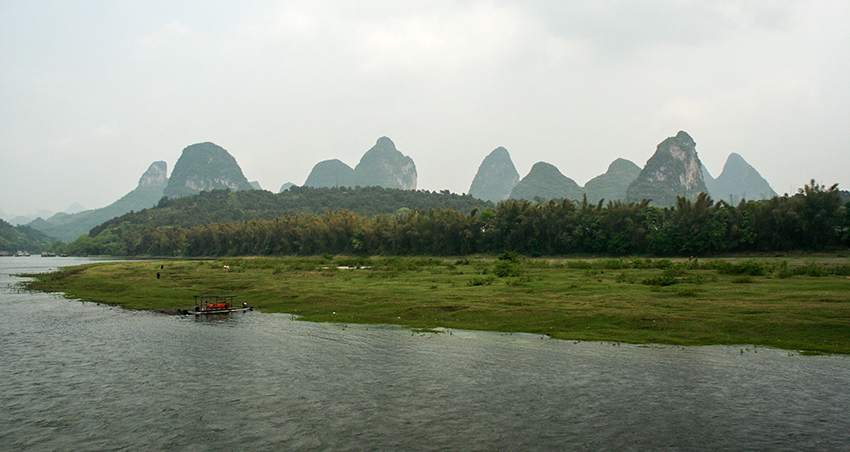 Lijang Flussfahrtimpressionen 
Der Fluss Lijiang zählt zu den schwerpunktmäßigen Landschaftsgebieten staatlichen Ranges und gilt als besonderer Schatz unter den Landschaften der Region Guilin.
Der Lijang  ist zu allen Jahreszeiten so klar, dass man bis auf den Flussgrund sehen kann.

Schlüsselwörter: Flussfahrtimpressionen Lijang