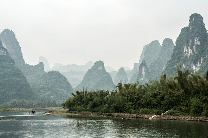 Lijang Flussfahrtimpressionen
Während einer Bootsfahrt auf dem Lijiang hat man bald einen alleinstehenden Berg, bald eine Gruppe von bizarr geformten Gipfeln, bald ein Meer von Bergen und Felsen und bald weite Felder vor sich.
Schlüsselwörter: Flussfahrtimpressionen Lijang