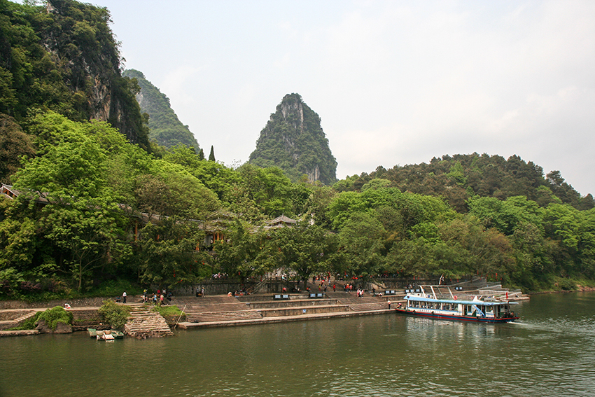 Lijang Flussfahrtimpressionen
Eine 84 km lange Fahrt von Guilin flussabwärts bis Yangshuo führt an vielen Naturschönheiten vorbei. Dieser Abschnitt des Flusslaufs, der von hohem touristischen Reiz ist, wird als ,,Goldener Wasserweg" bezeichnet.
Schlüsselwörter: Flussfahrtimpressionen Lijang